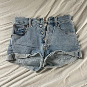 Shorts från Melville - Säljer dessa lightwash jeansshorts från Melville i stl 36. Jättefina i väldigt bra skick!