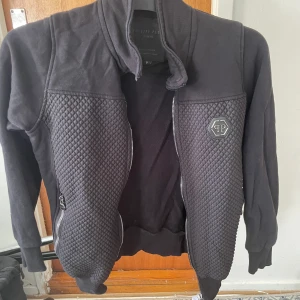 Philipp Plein kofta - ANVÄND EN GÅNG jätte fin, inga skavanker osv Passar både killar & tjejer