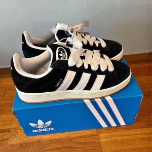 Oanvända adidas Originals Campus 00s Core Black / Cloud White / Off White (och slutsålda) I  - adidas Originals Campus 00s Core Black / Cloud White / Off White (med både svarta och vita snören) Storlek 41                                                     Perfekt skick. Helt oanvända. Endast provade inomhus. 