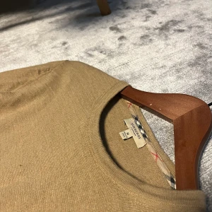 Burberry Tröja - Hej! Säljer nu en burberry tröja i storleken M. Köpt i Italien för massa årsedan. Skick: 7/10 liten defekt på bröstet. Nypris: 10000kr mitt pris 1900kr. Tveka ej att höra av dig vid funderingar. Hörs snart!