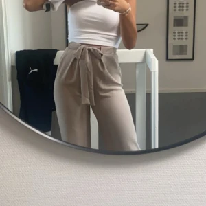 Byxa - Säljer nu dessa byxor som är super söta till sommaren. Byxorna är ifrån Zara🩷🩷 Byxorna är i storlek S😊skriv i DM för fler bilder