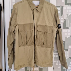 Calvin Klein skjorta/overshirt  - Säljer min Calvin Klein skjorta som även kan användas som overshirt. Den är i storlek Medium och är använd ett fåtal gånger. Nypris 1200kr. Har du frågor är det bara att höra av dig! Pris kan diskuteras.