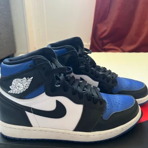 Jordan 1 High Royal Toe - Ett par riktigt stilrena jordans som passar perfekt med många outfits och är även väldigt bekväma. De är självklart äkta och endast använda ett fåtal gånger eftersom att jag snabbt växte ur de. Ingår OG Shoebox och skosnören. Nypris ca 4000-5000kr. Nästan nyskick