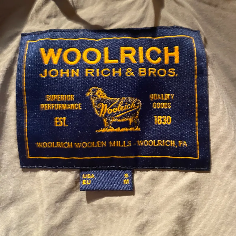 Hej, säljer nu min super snygga beiga Woolrich Fieldsjacka som är lite väl stor för mig. Den är i super bra skick och har mycket få spår av användning. Jackan är i storlek M men passar större. Hör av er om ni har några frågor🤗 (Pris kan diskuteras). Jackor.