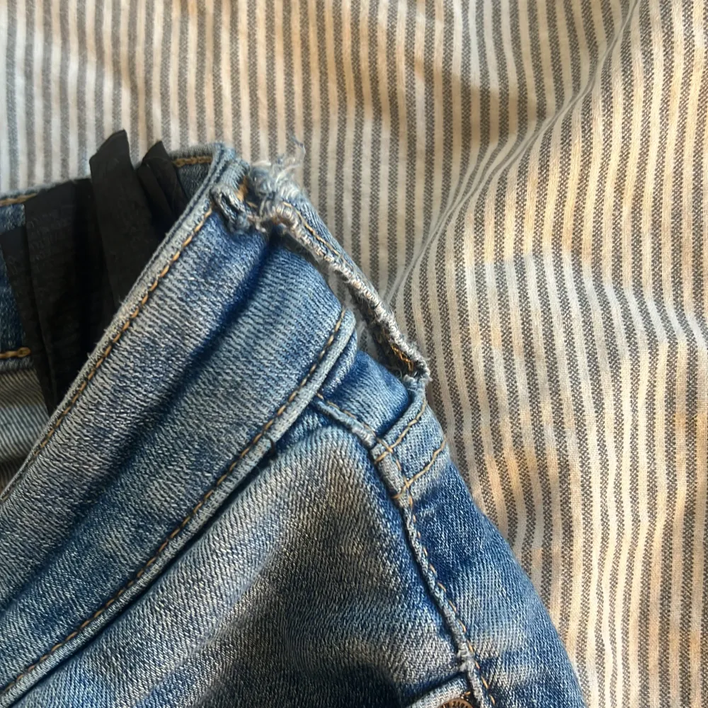 Skit snygga jeans. Har defekter som syns på bilderna. Från zara och finns ej kvar i deras sortiment❤️ skriv för frågor. Jeans & Byxor.