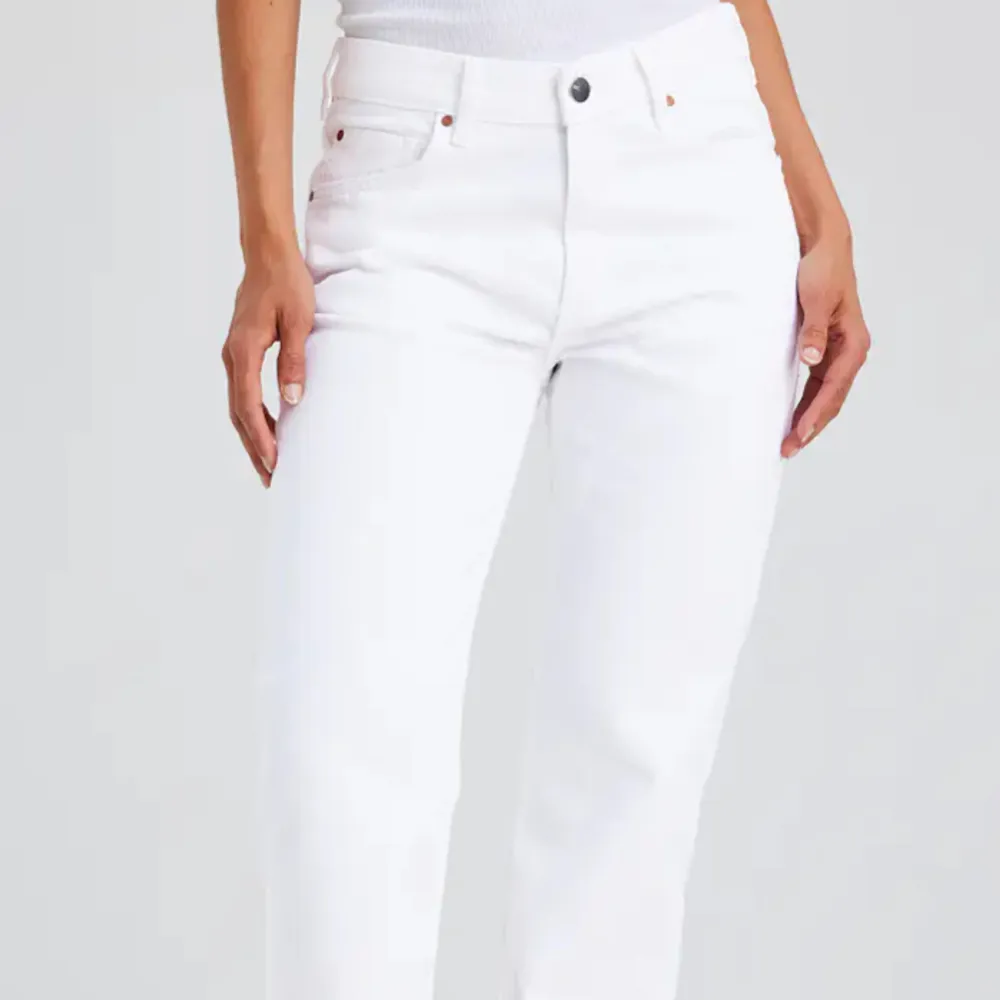 Vita low waist straight jeans ifrån BikBok. Säljer pga att de blivit för små (org. pris 699kr).. Jeans & Byxor.