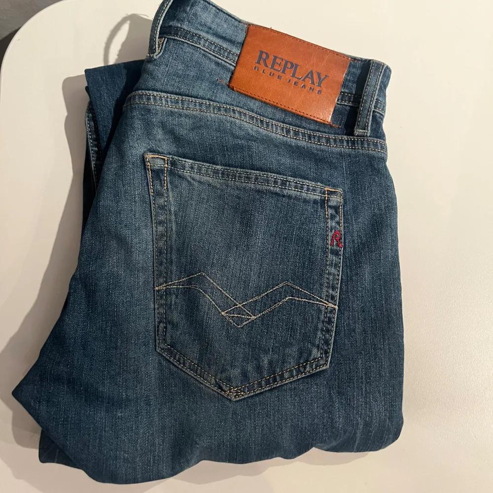 Hej! Säljer dessa trendiga replay jeansen. Modell: grover! Dem är knappast använda, mycket bra skick 9-9,5/10. Skriv till mig för fler bilder eller frågor. Pris ej hugget i sten💯. Jeans & Byxor.