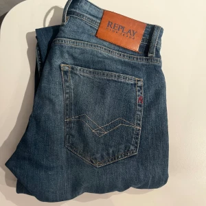 Replay Jeans - Hej! Säljer dessa trendiga replay jeansen. Modell: grover! Dem är knappast använda, mycket bra skick 9-9,5/10. Skriv till mig för fler bilder eller frågor. Pris ej hugget i sten💯