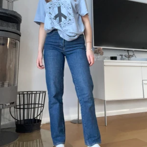 Raka jeans - Raka mörkblåa jeans med mellan/hög midja av märket Plaza Jeans! 