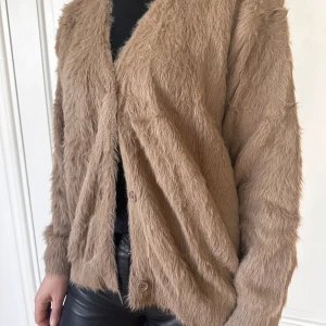 Pälsjacka - Sjukt cool fejkpälsjacka från okänt märke🌟 köpte den för 650 kronor men den har aldrig kommit till användning så hoppas nu den kan hitta någon som använder den mer☺️ gjord i 100% nylon😁 skriv om fler frågor finns eller om du vill ha fler bilder🙌🙌