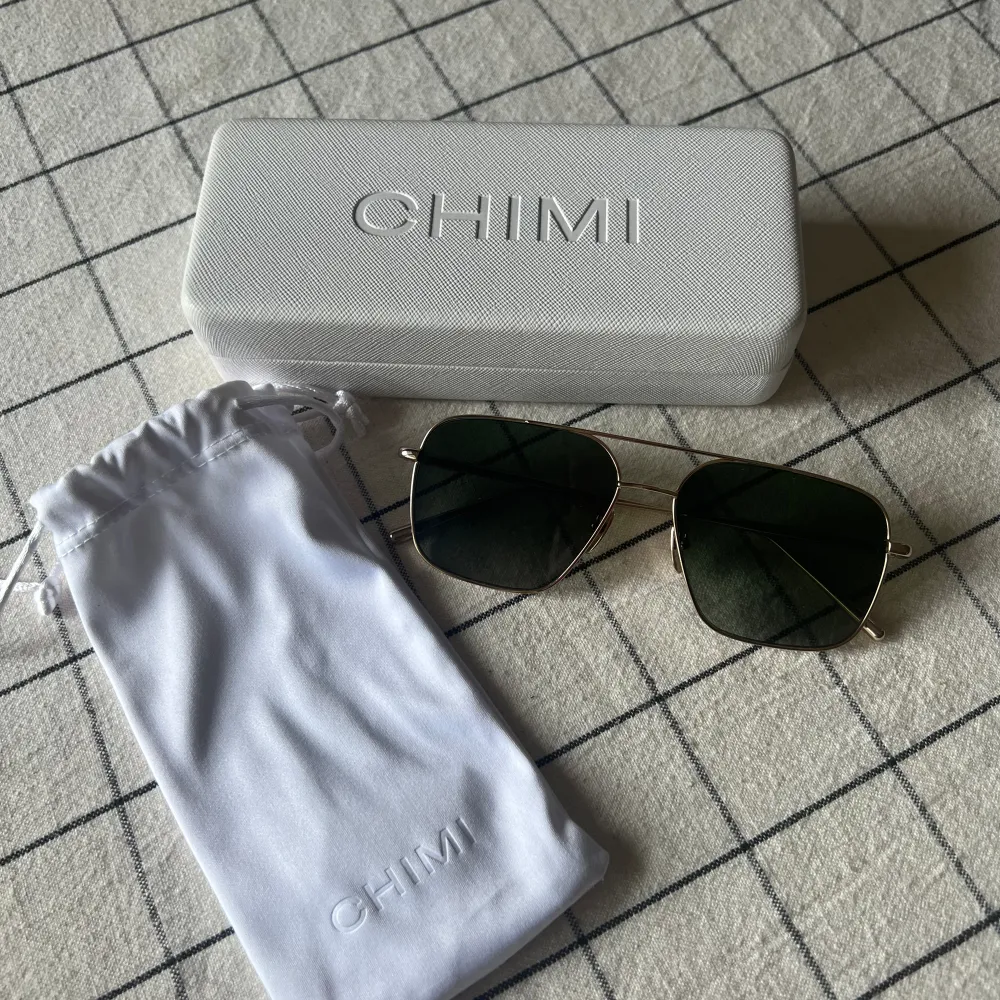 Säljer dessa snygga solglasögon från CHIMI i modellen Aviator. Har använts men fortfarande i fint kvalité. Inga synliga tecken på användning ✨. Accessoarer.