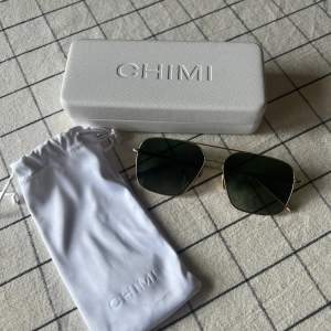 Säljer dessa snygga solglasögon från CHIMI i modellen Aviator. Har använts men fortfarande i fint kvalité. Inga synliga tecken på användning ✨