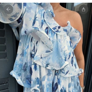 Lojsan x NAKD klänning - Säljer denna otroliga klänning från Lojsan Wallins kollektion med NAKD pga den är för stor på mig. Aldrig använd med lapparna kvar. Slutsåld på hemsidan. Köparen står för frakt. 