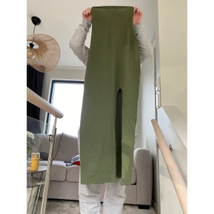 Off-shoulder långklänning  - Grön långklänning, passar storlek S