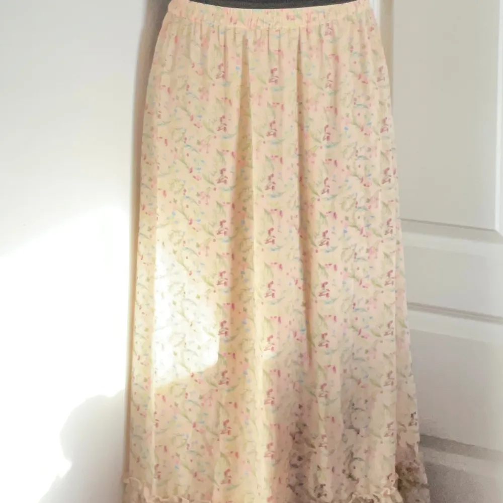 En helt oanvänd kjol från Vero Moda. Den är i storlek M men passar även någon i storlek S skulle jag säga. Jätte fin!!💖. Kjolar.