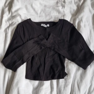 Svart långärmad tröja med laceup detalj på ryggen - Svart långärmad tröja med lite tjockare material, snörning i ryggen, strl. S, aldrig använd. 