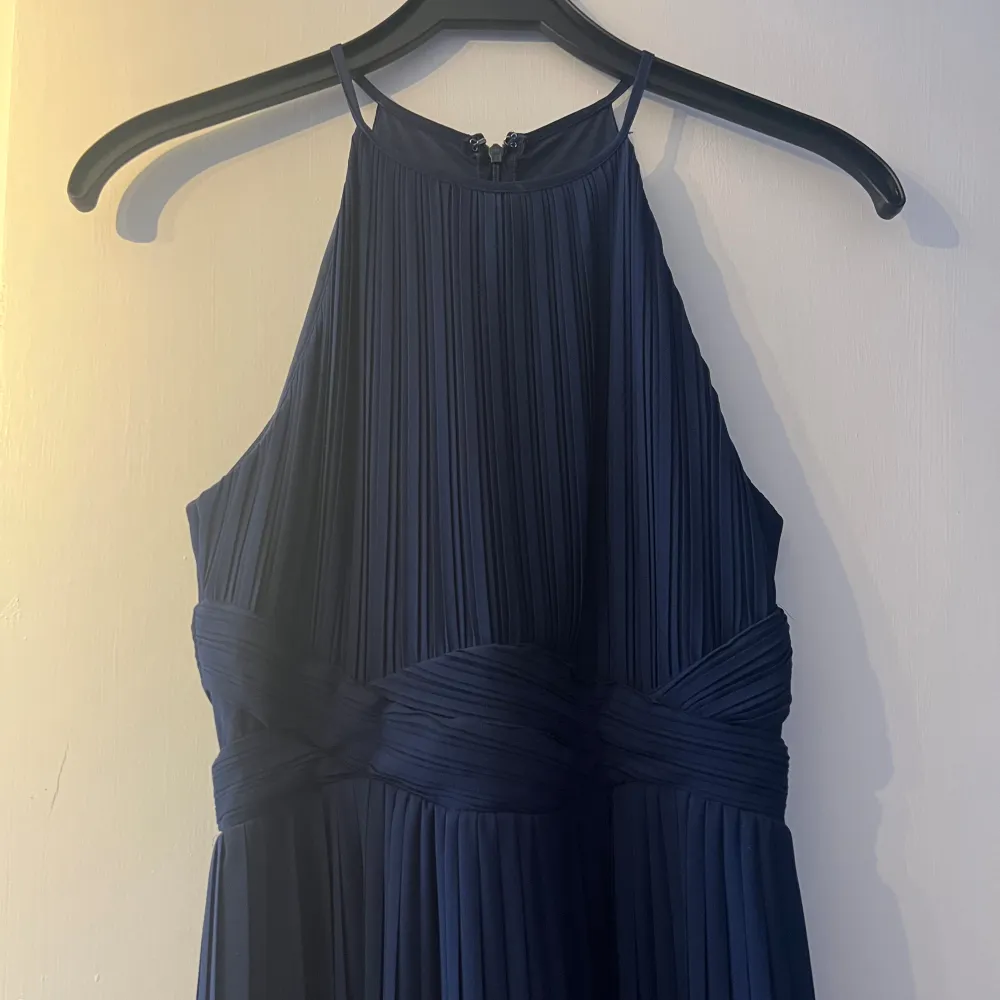 Maxiklänning som jag köpt på Zalando. 🥰 Den är i storlek 36 men kan passa en 34 också skulle jag säga eftersom den är petite💕 Märket heter TFNC London  . Klänningar.
