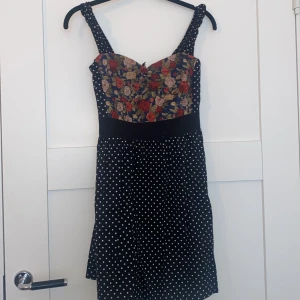 Gullig klänning - Supersöt klänning ifrån 159 MA. Säljer då den inte används