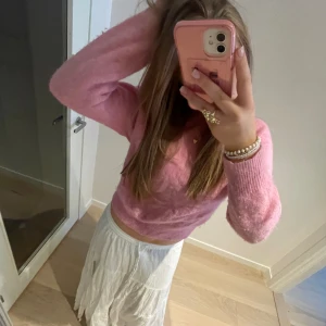 Rosa stickad tröja - Sååå fin rosa stickad tröja!💘💘Så sjukt vacker nu till sommaren till en kjol eller ett par jeans💗 Använd några gånger men inga defekter💘