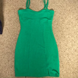 Grön fin klänning💚✨ - Otroligt vacker färg! Fint material och en allmänt vacker klänning! bekväm och den är tight så att den sitter som en smäck✨💚😊