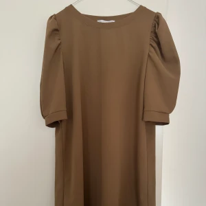 Fin spansk brun klänning  - Brunn klänning med stora armar 