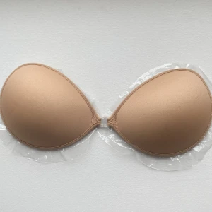 Bandlös Bh - inte kommit till användning så aldrig använda men har bra klister! 