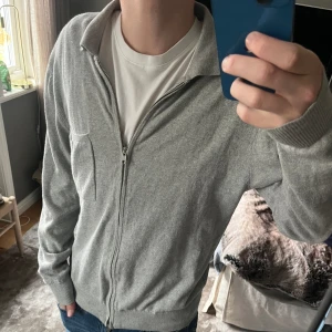 Cashmere  - En cashmere zip med krage. Nästan helt ny och aldrig använd typ.
