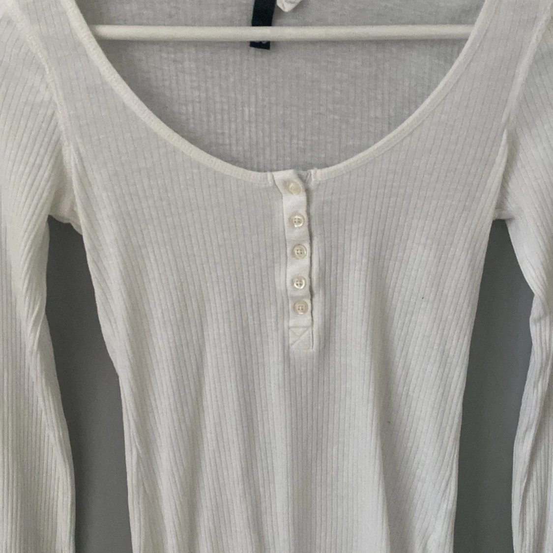 långärmad vit tröja med knappar från H&M🙏