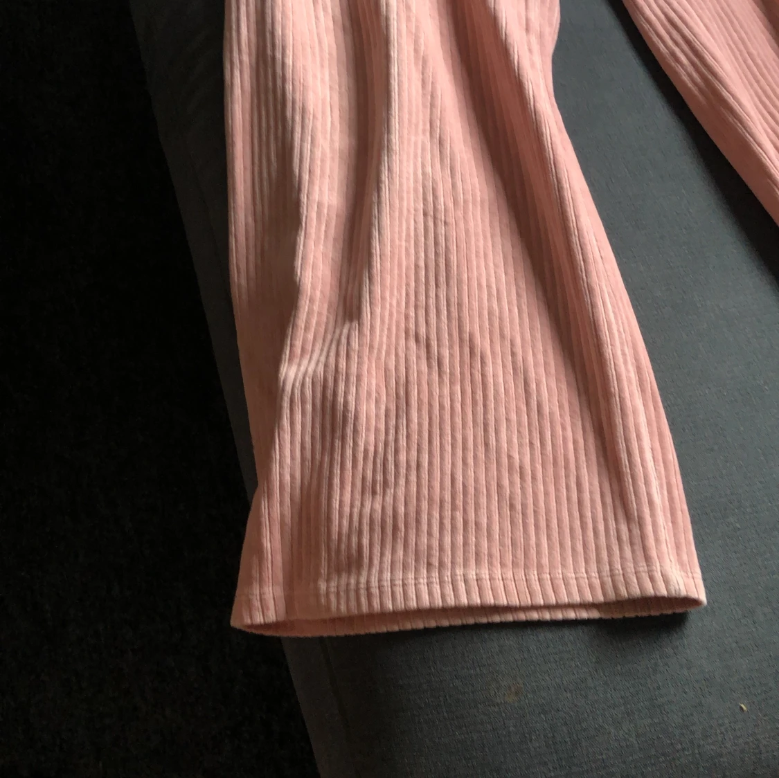 Rosa utsvängda byxor  - 93