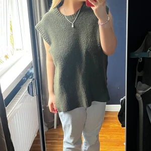 Mörkgrön stickad väst - Mörkgrön stickad väst från Stories, bra skick använd några gånger. Strlk L