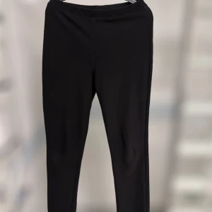 Byxor - Enkel svarta byxor från Casual Wear Adelsten i storlek 38/40. Sitter som en smäck!! Längden är perfekt! Jag är 180cm och den när till mina anklar!!