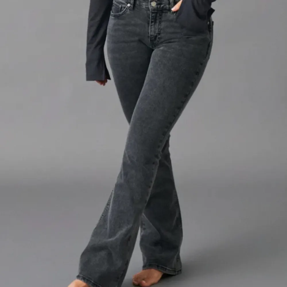 Hej, jag säljer mina oanvända low waist bootcut jeans.  Storlek 36/S  Jag är 159 cm lång och skälet till att jag inte använt de är för att de är för lågmidjade för min smak och lite för mycket bootcut men för rätt person sitter de så sjukt fint! . Jeans & Byxor.
