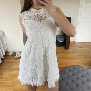 Vit spetsklänning - Så sööt klänning från Dry lake, passar perfekt till studenten!😍Nypris 1300kr 