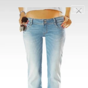 Lågmidjade jeans  - Lågmidjade jeans som jag köpt här från plick men som inte passade