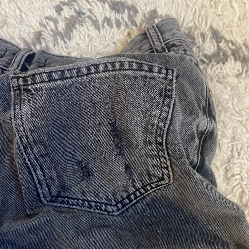 Jeans från Gina trico jätte fina mörkgrå/svarta de har gått i sönder i ficka bara fickan är de änd som är sönder men de är syda  de ena hållet och de andra har jag valt att de ska vara öppet jätte fina annars💓. Jeans & Byxor.