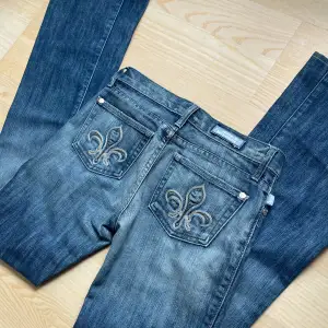 Sjukt snygga Lågmidjade jeans från rock and republic. Köpta här på Plick men passade tyvär inte, så säljer därför vidare för samma pris.😊 (de två sista bilderna är lånade) Midjemått: 80 cm Innerbenslängd: 87 cm
