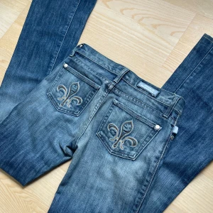 Rock & Republic jeans - Sjukt snygga Lågmidjade jeans från rock and republic. Köpta här på Plick men passade tyvär inte, så säljer därför vidare för samma pris.😊 (de två sista bilderna är lånade) Midjemått: 80 cm Innerbenslängd: 87 cm