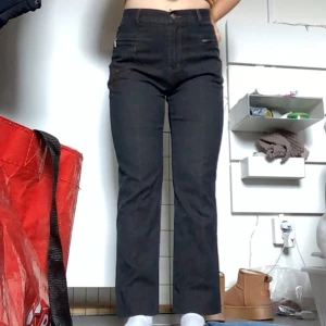 Fina tunna jeans - Snygga streach jeans i mörkblå/gråa med en fin detalj på höger sidan se bild 3 i strl S, använt skick. 