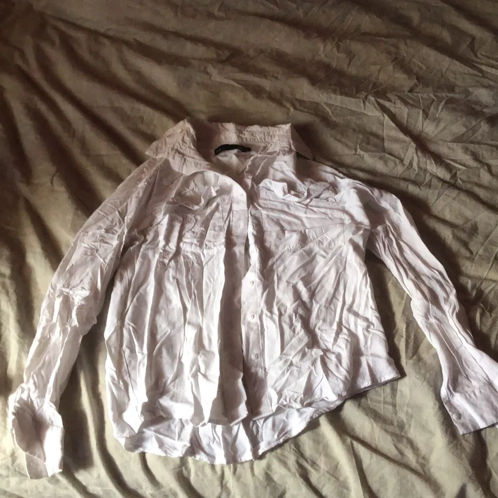 Vit skjorta från Lager 157, storlek S Har använt en gång Fickor i fram Köpte den för 300 men säljer den för halva. Legat vikt i garderoben därför är den skrynklig men bara att stryka!. Blusar.