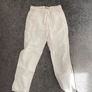 Linnebyxor  - Linnebyxor mycket snygga. Storlek S. Säljes i befintligt skick, perfekt inför sommaren. 