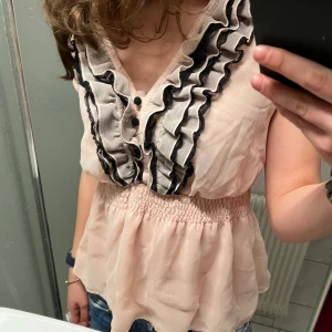 Volangblus hm - En söt blus från ha med volanger, storlek 42 men väldigt liten i storleken. Passar mig fast jag brukar ha 34💗