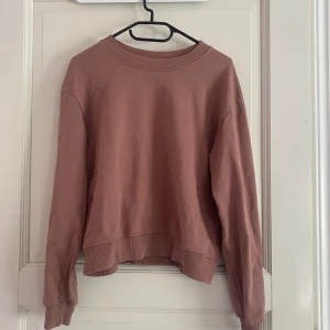Sweatshirt - Smutsrosa sweatshirt ifrån NAKD i storlek XS. Har fått svarta små fläckar på sig därav de låga priset, har prövat att tvätta bort men borde gå att få bort om man försöker!