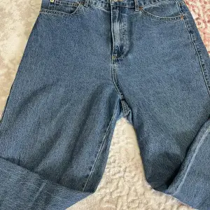 Hög Midjade Basic Straight leg blå jeans från H&M. Som ny, använt få gånger. Köpt för 249kr.