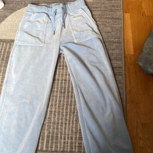 Juicy byxor i ljus blå❤️ - Jätte fina byxor i storlek xs❤️ älskar men de är lite för små💗 använda och så men i bra skick.