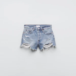 Jeansshorts - Snygga nästintill oanvända jeansshorts från zara. Köpta sommaren 2023. Nyskick
