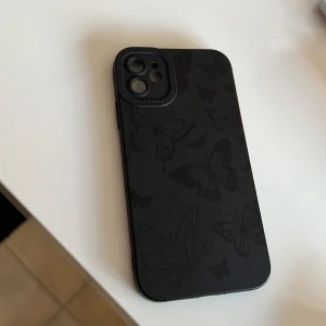 Skal till iphone 11 - Svart skal med fjärilar till iPhone 11