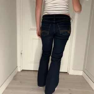Lågmidjade jeans - Ett par super snygga lågmidjade jeans, de är mörkblå i storlek 38 men passar bättre till en storlek 36!❤️