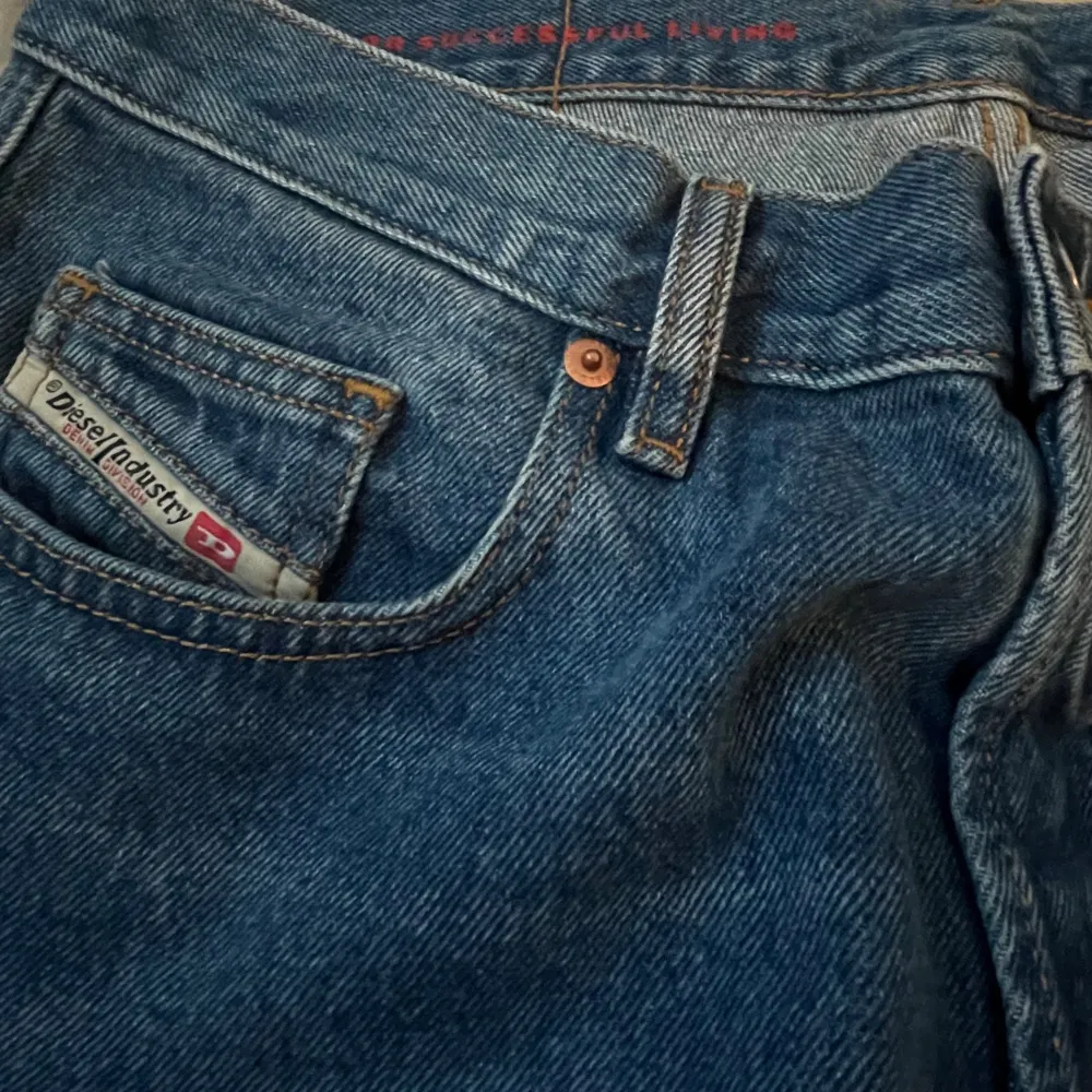 Säljer mina diesel jeans då de är för stora. Inga defekter, nypris ligger på 1000kr. Passar 180cm cirka, vet ej då de inte passade mig. Kontakta vid frågor!. Jeans & Byxor.