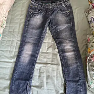 Ett par jeans från Vero Moda som är köpta på en secondhand för några månader sen men säljer pågrund av att dem inte kommer till användning. 