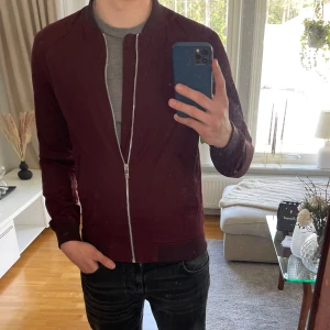 Elvine Jacka - Bomberjacka från Elvine. Bra skick, dock några olika fläckar på insidan som syns i sista bilden. Lite äldre modell, liknar den nyare med nypris på 2500. Säljer pga blivit för liten. 